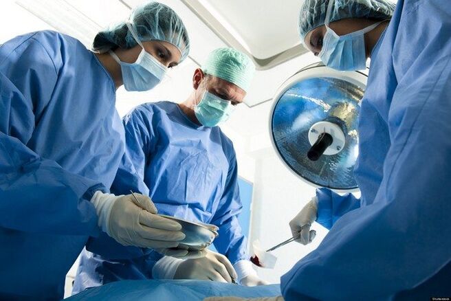 عملية إجراء عملية جراحية لمفصل مريض