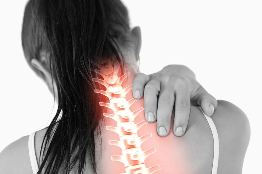 يمكن أن ينتشر الألم الناتج عن الداء العظمي الغضروفي في العمود الفقري الصدري عند النساء إلى منطقة الرقبة